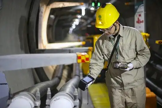 安全帽检测技术,实时监测工地工作人员佩戴安全帽情况并智能提醒,划定