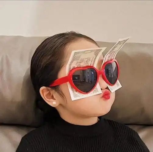 小女孩戴着美金眼镜头像