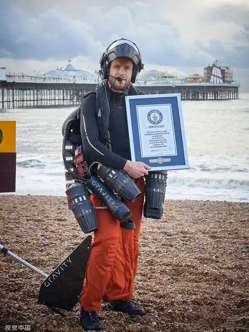 英男子发明喷气式飞行服飞行时速达137公里