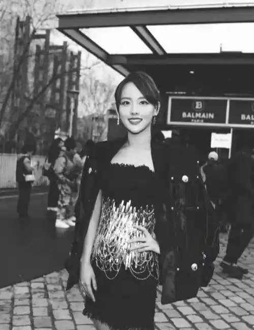 黑色裙装富态十足,张嘉倪难得一"胖",与平时身材姿态差距大_的设计_的