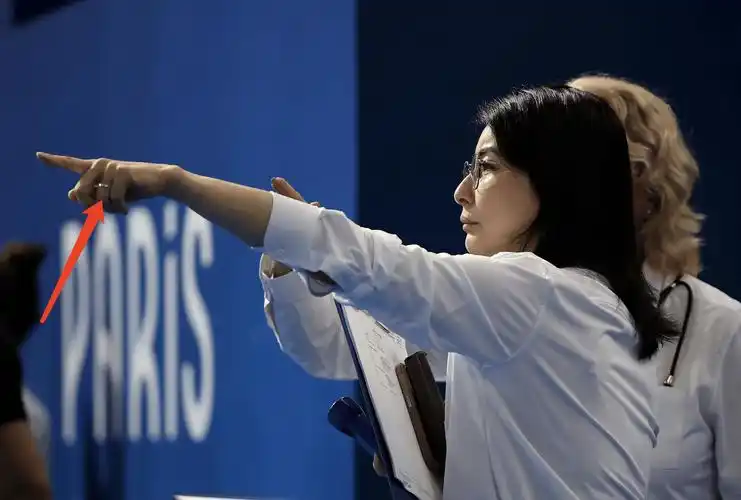 郭晶晶奥运会裁判长造型曝光,穿白衬衣戴眼镜,气质干练又美又飒_霍启