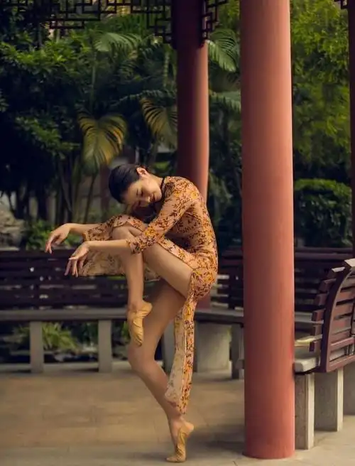 美女穿着旗袍跳舞太惊艳像一首动人的诗太迷人了