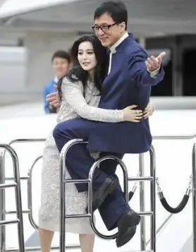 范冰冰和成龙大哥的这几张图 难怪李晨看了这么慌