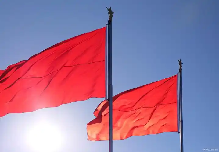 国旗飘扬,宛如火红的希望,我抬头仰望着,仰望着扎根在我心中的信仰!