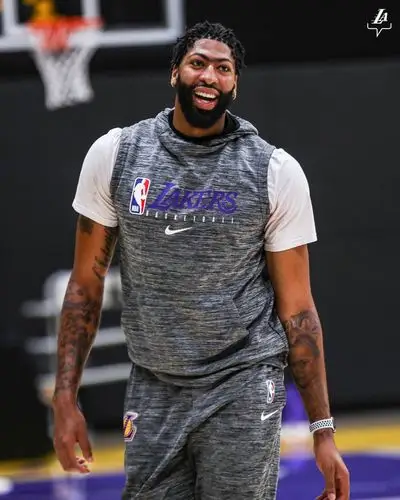 詹姆斯浓眉最新训练照浓眉全新发型亮相