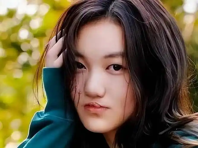 王菲18岁女儿李嫣ktv嗨玩,兔唇侧脸引热议!