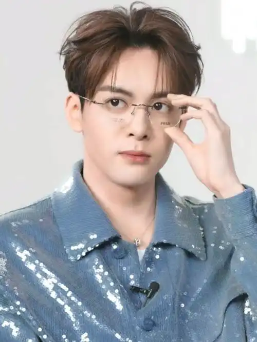 曾舜晞眼镜斯文感##曾舜晞身披银河##曾舜晞古希腊掌管眼镜的神