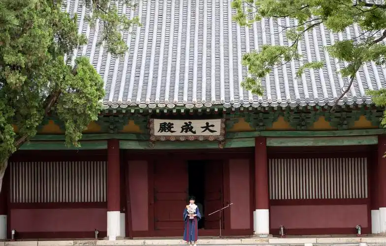 韩国成均馆大学举行毕业典礼 学生行跪拜礼