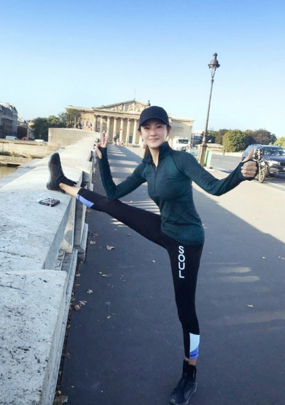 终于懂张雨绮为啥不爱穿修身服了,当她穿上"无痕裤"后,这谁人能及