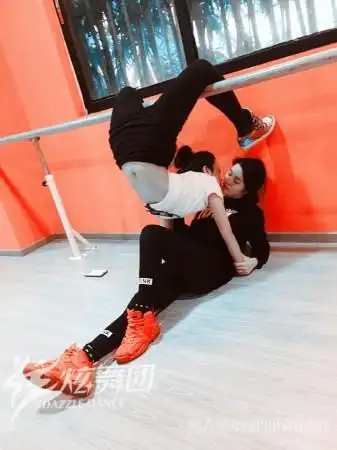 一字马需要极强的身体柔韧性和协调性,再配上高抬腿壁咚,这pose难度