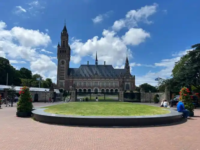 来到海牙国际法庭了