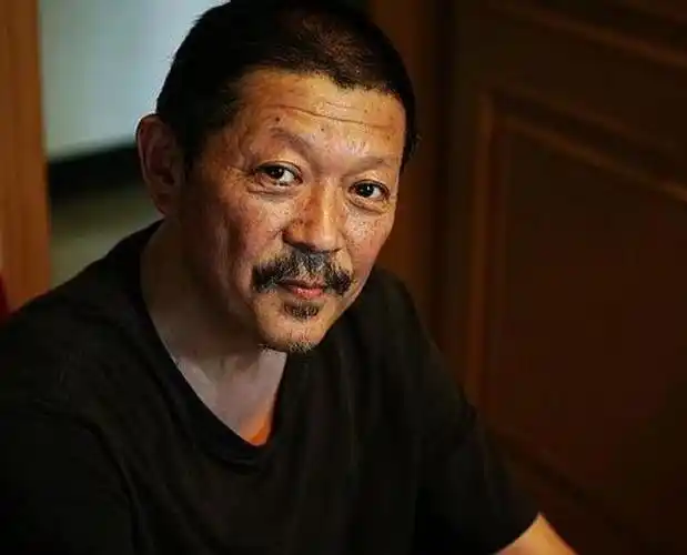 突击》中许三多(也就是王宝强饰演的角色)的父亲许百顺被观众所熟知