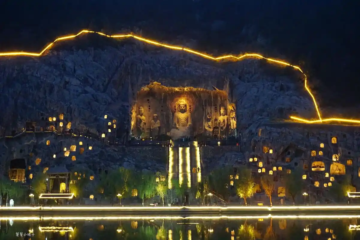 夜游龙门石窟,如万盏孔明灯冉冉升起,如梦似幻,震撼之极!