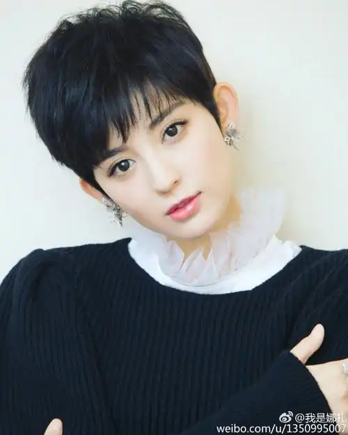 古力娜扎短发比心示爱张翰 招风耳抢镜