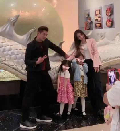 郭富城陪方媛回安徽老家,住偏远小公寓勤俭顾家,哄老婆却很大方_网友