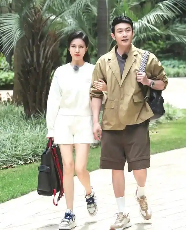 陆毅携家人现身摄影棚,亲自当道具太宠女儿,贝儿纤细体型惹争议