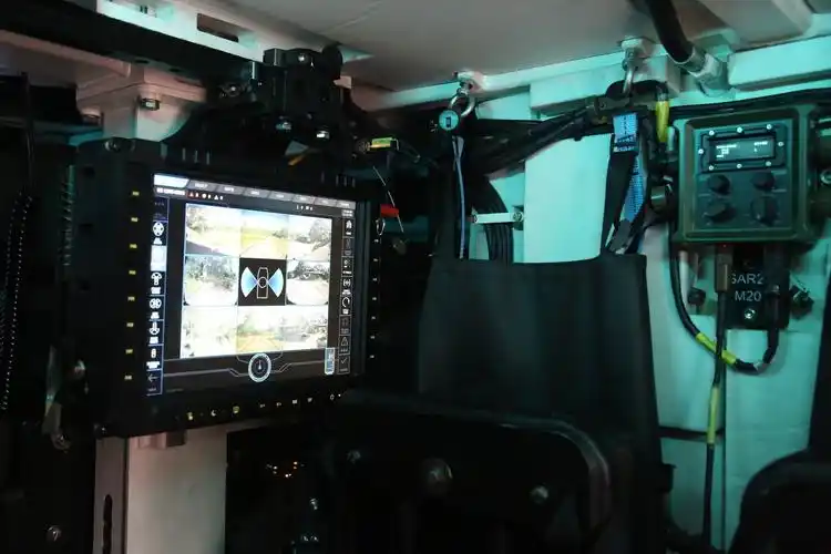 "猎人"步兵战车内部操作面板特写.