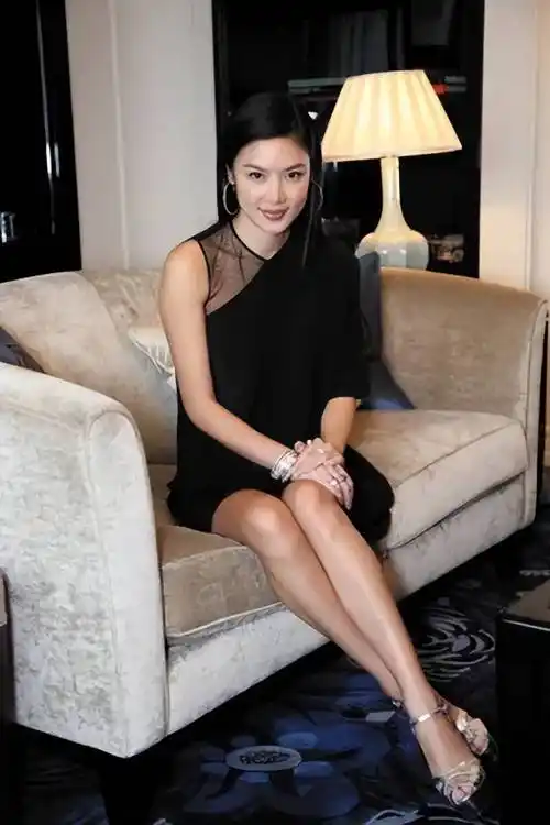 原创被黎明养了8年用青春换来上亿分手费的乐基儿如今怎么样了