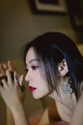 张靓颖身穿旗袍式连体裤颇具感染力而一袭粉色公主裙温婉极致