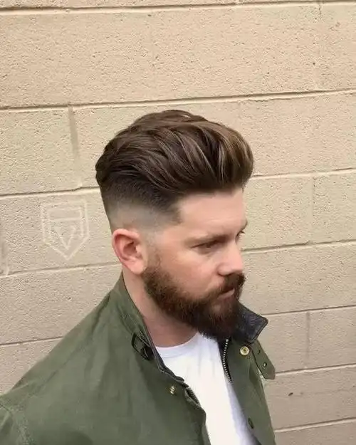 咖啡色染发让男生皮肤更加白皙,是当下最流行的颜