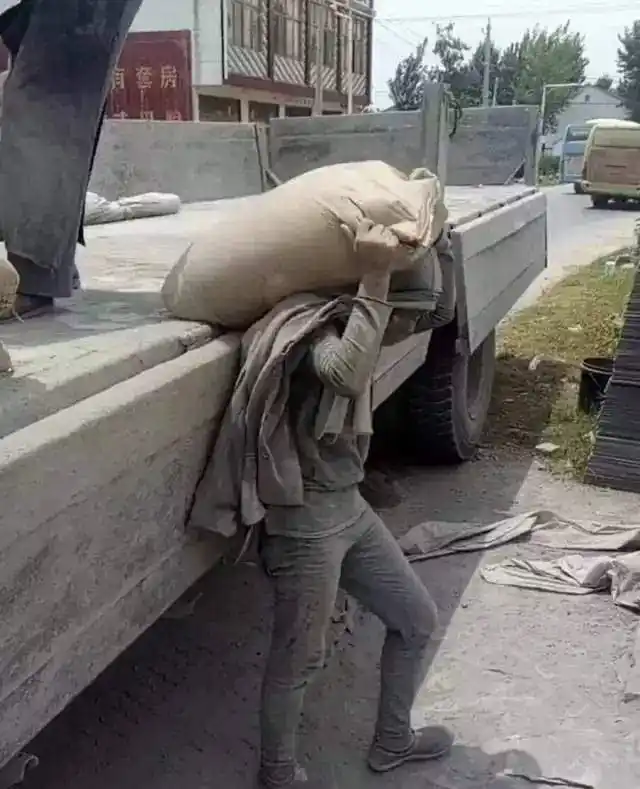 从此她变成了一个只会干苦力活的"男子汉"了,建筑工地上她也是"常客".