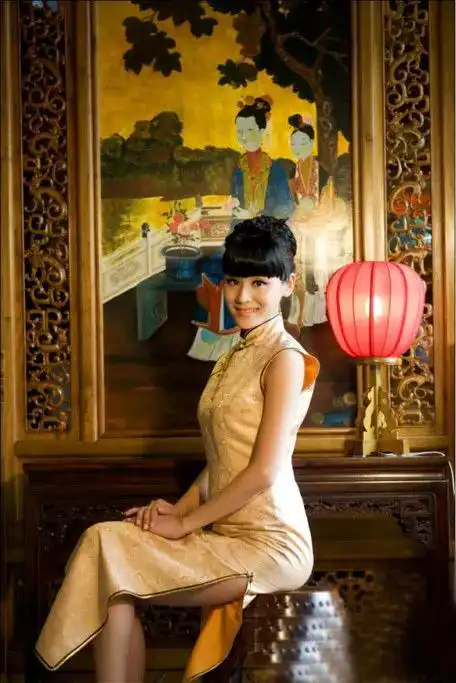 叶一茜的腰有多细,看她穿旗袍就知道了