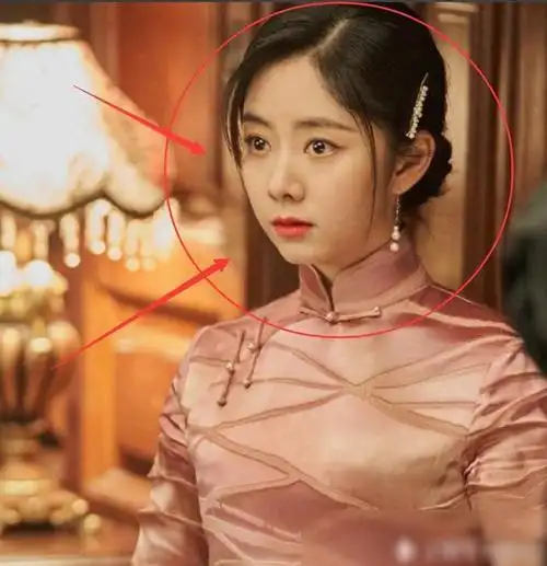 两个愿望一起满足了,因为是民国戏,所以谭松韵的造型是旗袍,还从没有