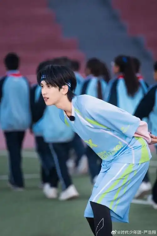 严浩翔蓝色发带##严浩翔浅蓝色套装