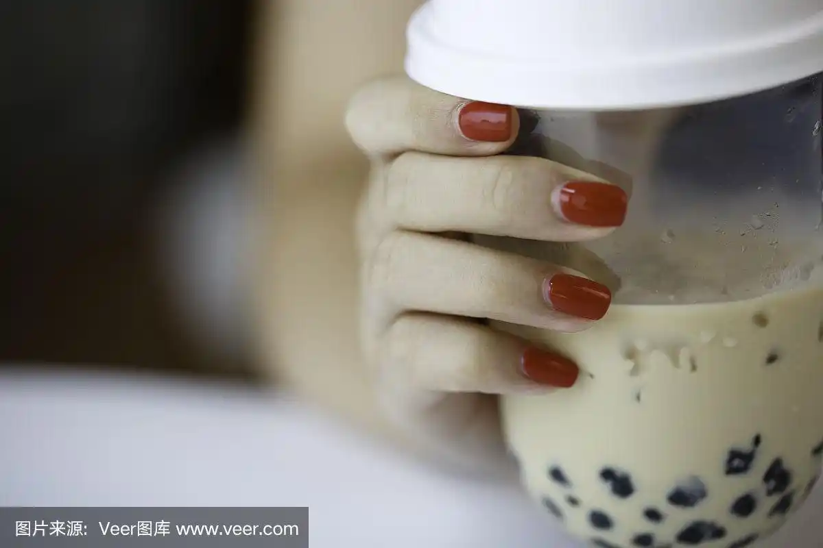 时尚的女人手里拿着奶茶