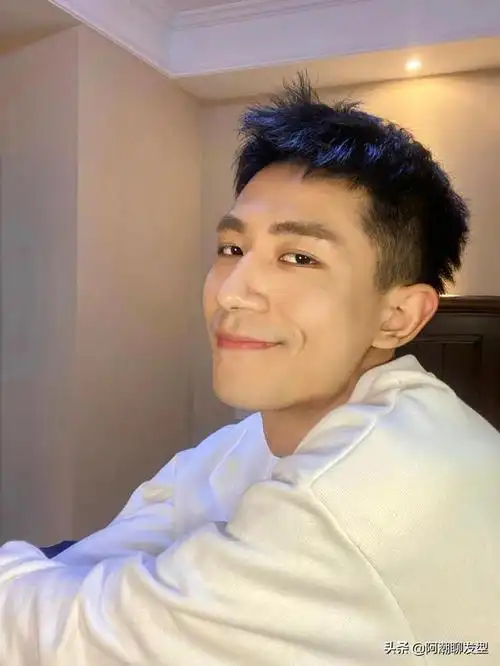 10款2021年夏季流行的男生发型参考:   适合人群:学生 ,上班族