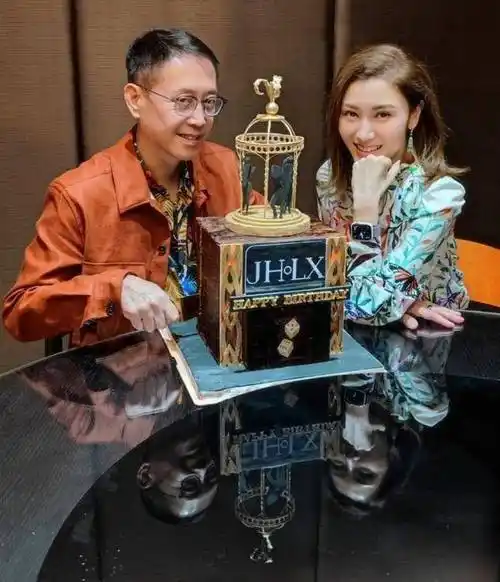 黎姿为李嘉欣庆祝生日:两大女神合体同框,奢华彩虹蛋糕成亮点