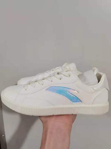 安踏正品女鞋2021春新款时尚潮百搭超轻小白鞋运动板鞋122118061