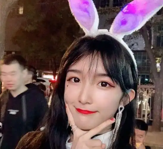 女装大佬艾比,当他换下短裙穿上运动装的时候,网友:更有女人味