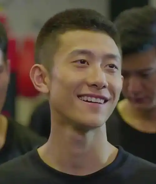 张一山新片开机为新片留光头太抢眼网友喊话太期待