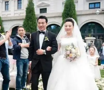 端妃娘娘低调大婚李宜娟与老公现场拥吻