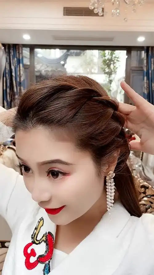 全民最火编发#刘海侧编披肩发,淑女好看气质,主要还很甜美呢!