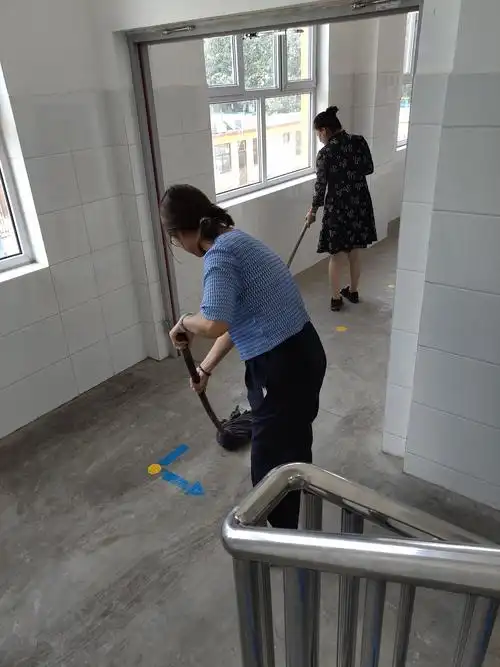 前塔底小学打扫卫生齐上阵,干净整洁迎开学