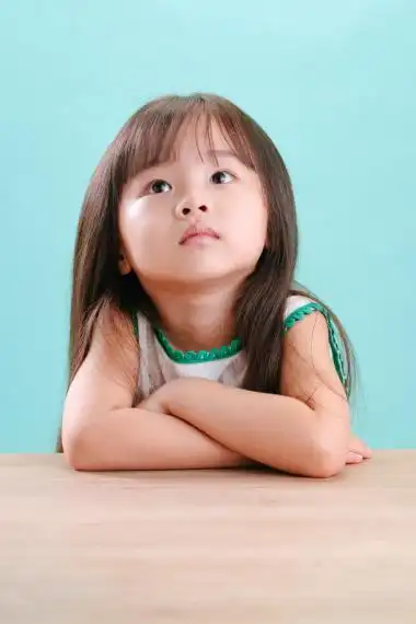 小女孩生气的可爱表情图片