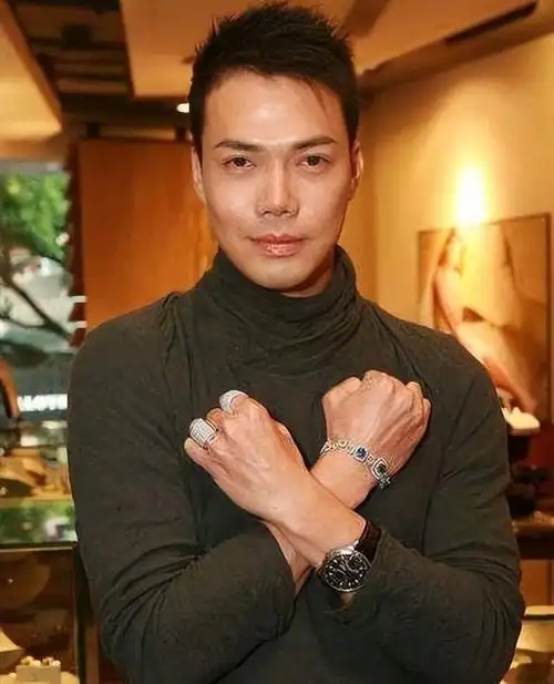 17岁出道42岁大红,帅气港星谢天华老婆不够美,人生却渐入佳境