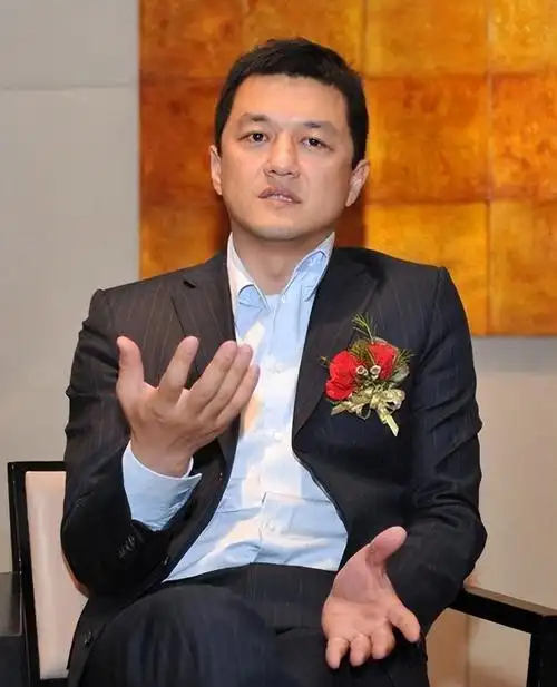 李亚鹏现身海南直播带货,眼袋明显笑出满脸褶,话术熟练接地气