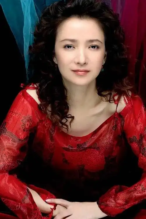 何晴:气质优雅!__财经头条