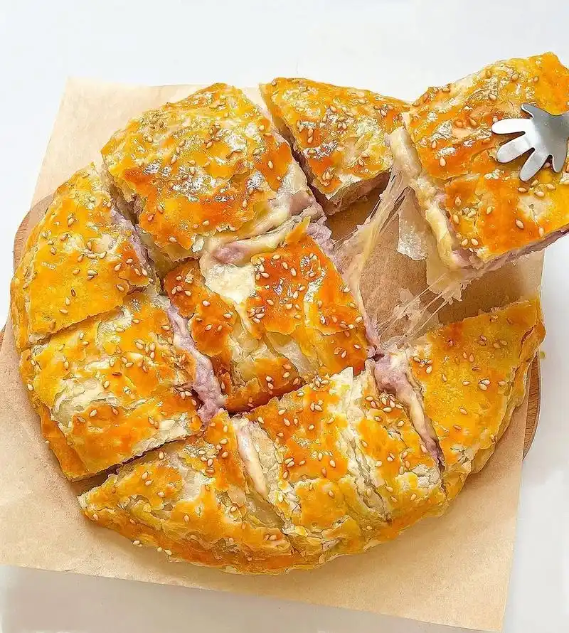 爆浆的芋泥芝士饼,酥脆的外皮包裹着满满的芋泥,还有拉丝的芝士 - 抖