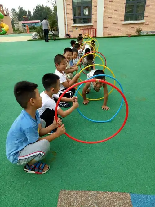 沐浴阳光,精彩户外——高密经济开发区中心幼儿园中二班户外活动欢乐