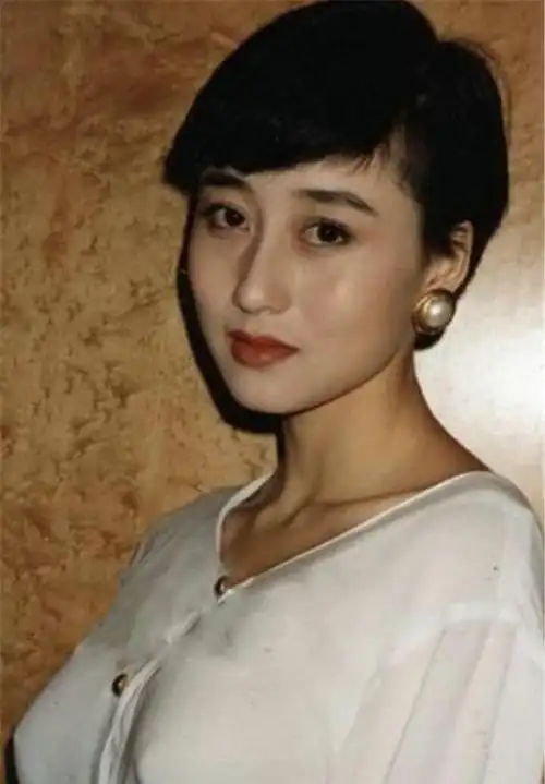 "人间尤物"利智:嫁给李连杰后生了两个女儿,如今现状怎样?