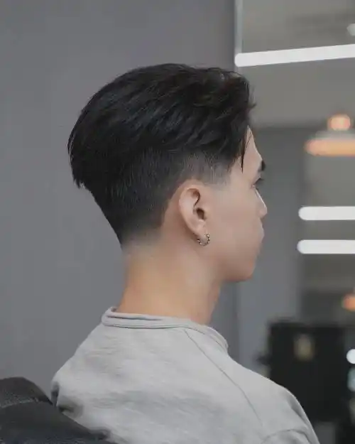 两侧铲短男发真帅气,头顶怎么梳理都有型,适合大多数男士_头发_发型