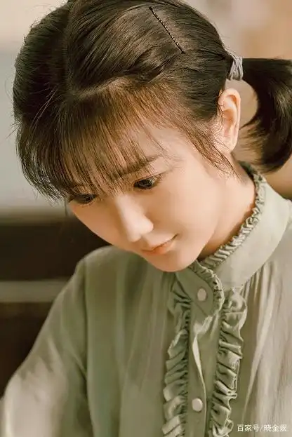 毛晓彤:一边新剧《乔家的儿女》在两卫视热播,一边央视秋晚首秀