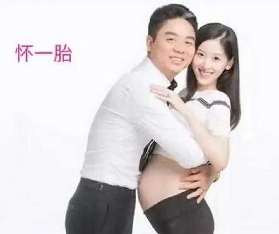 章泽天怀一胎与怀二胎时的状态对比 1从体型方面来看,章泽天怀一胎时