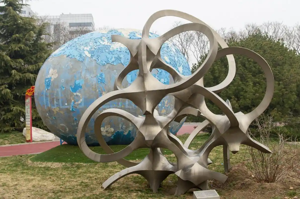 北京国际雕塑公园的雕塑栩栩如生