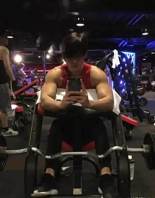 让人无法相信他是42岁大叔,真的冻龄啊!_郭品超