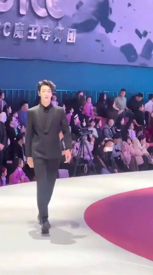 张亮儿子17岁身高190,近照曝光!t台走秀幻视老爸,长得很帅